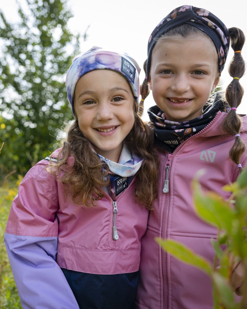 2 jeunes fillettes contentes d'être vêtuent de la nouvelle collection nano mi-saison