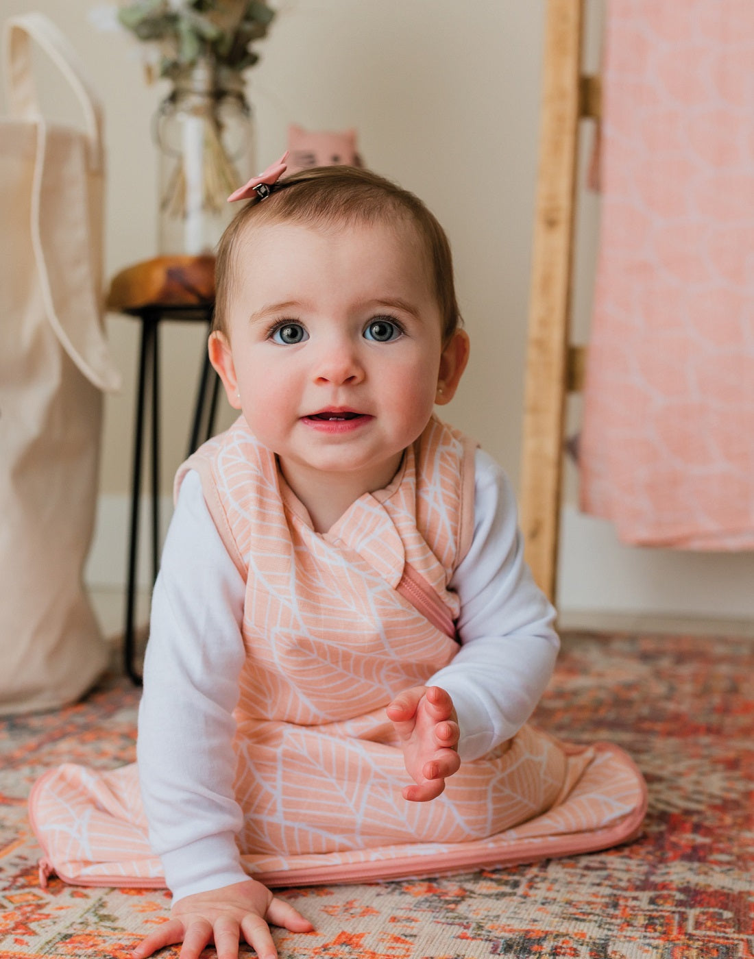 Une petite fille habillée d'une dormeuse bébé perlimpinpin - Linge enfant Flos