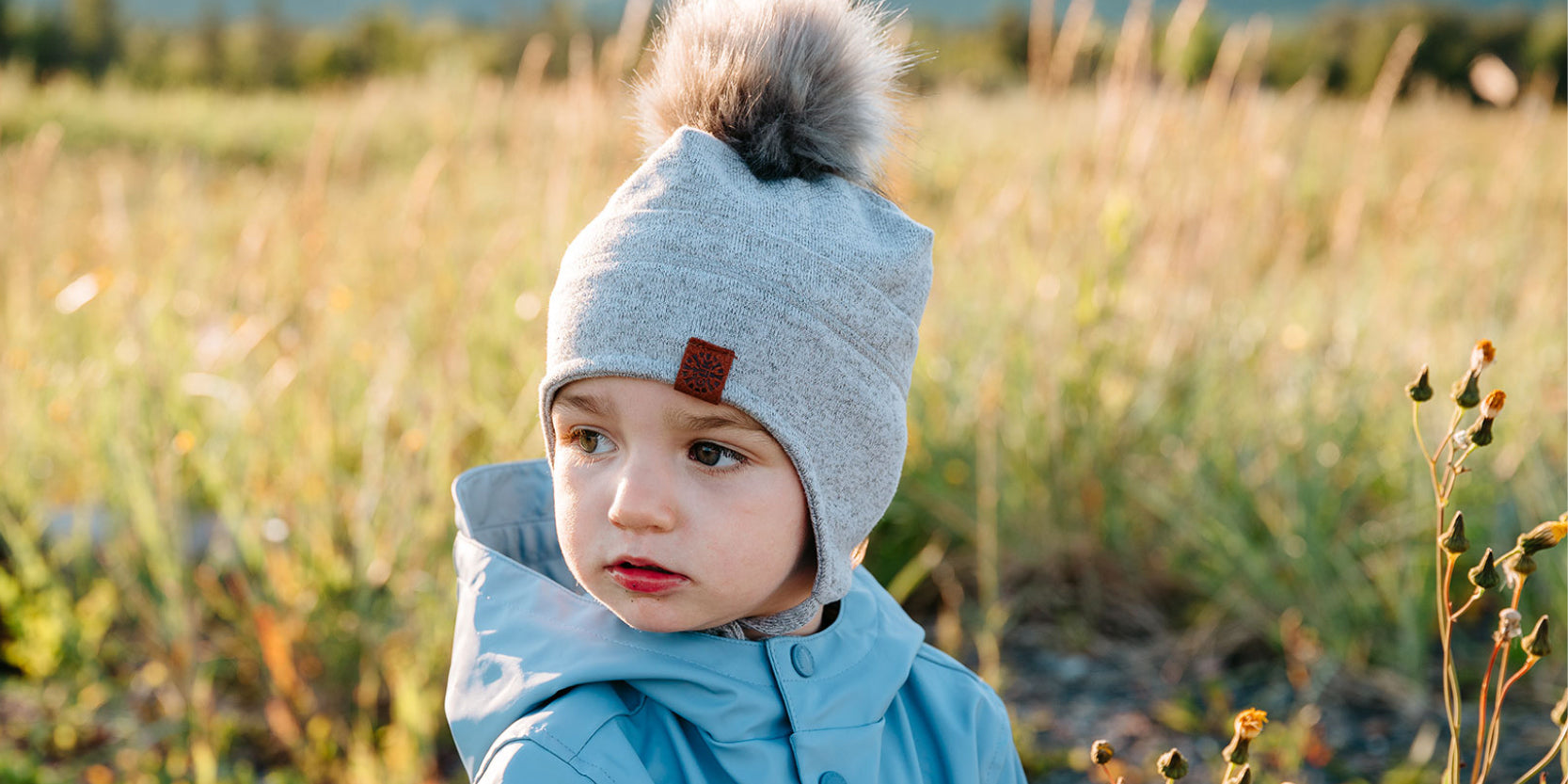 Deux enfants jouant dans un champ avec des chapeau callkids