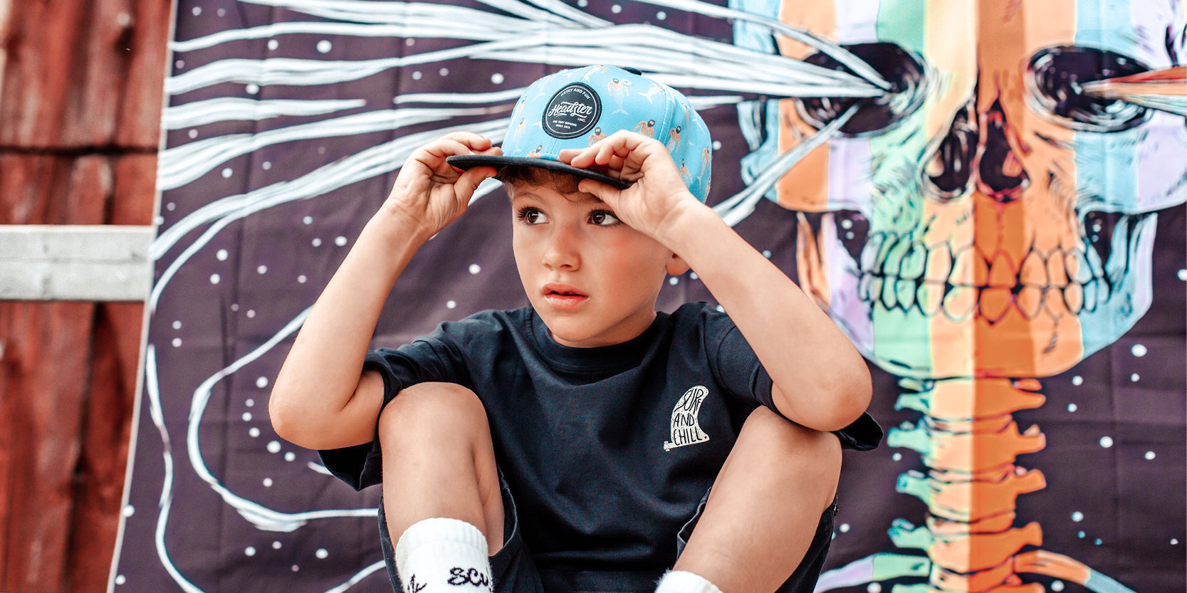 Un garçon avec une casquette Headster Kids