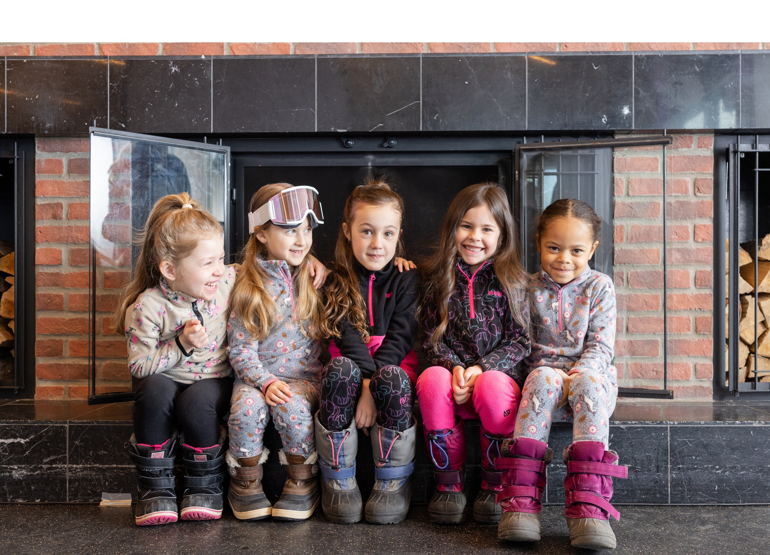 5 filles devant un foyer