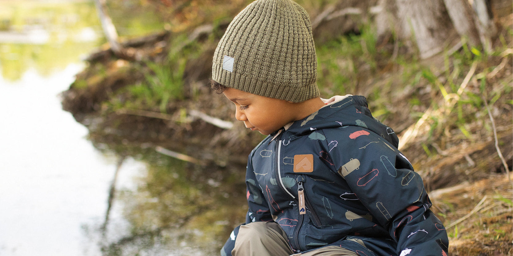 Un enfant garçon portant un manteau et une tuque Perlimpinpin 