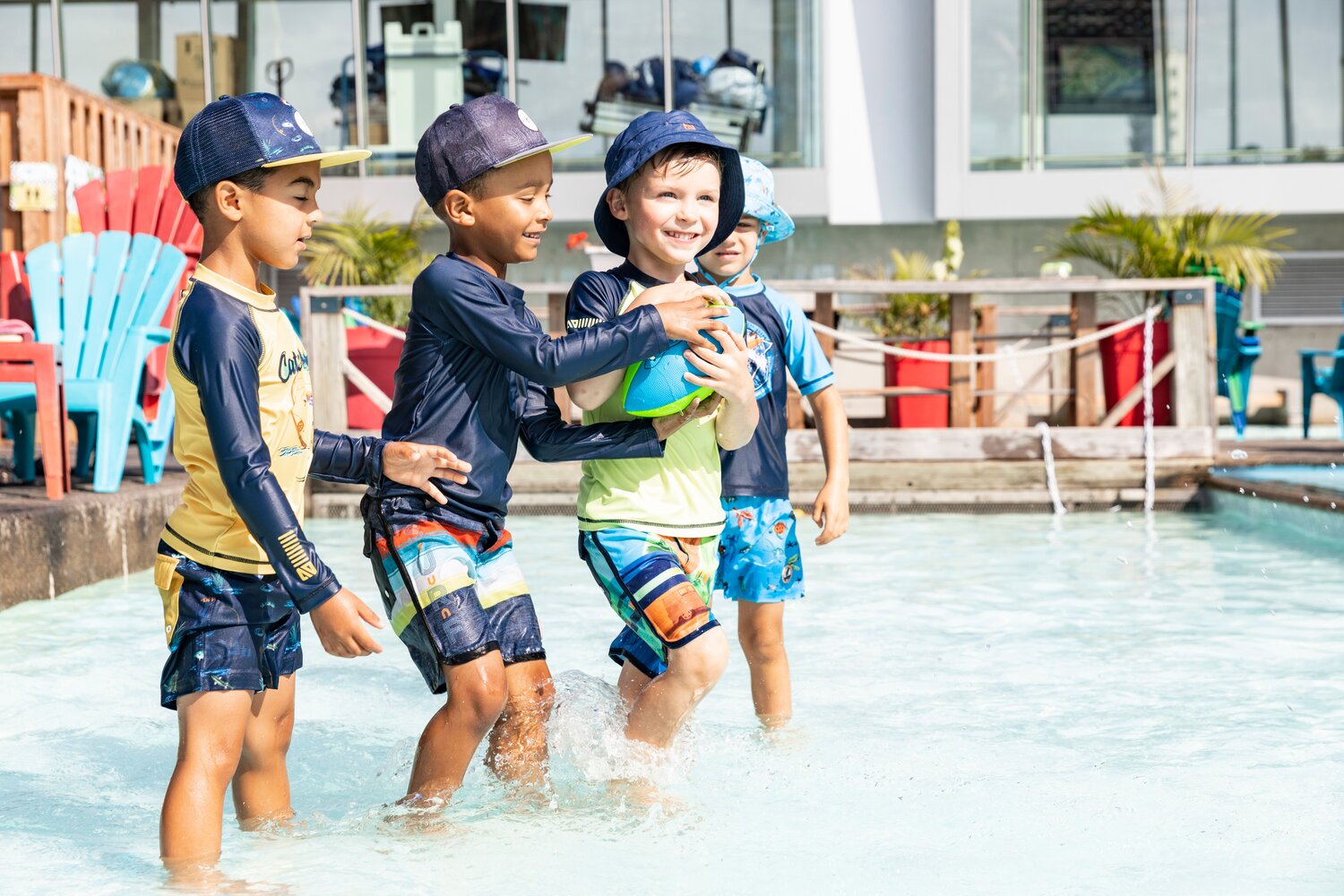 Jeunes garçons qui se baignent avec maillot de bain